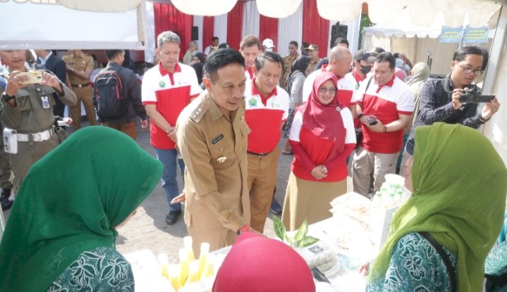 Pj Wali Kota Malang Wahyu Hidayat saat kunjungi stand-stand bahan kebutuhan pokok di Pasar Murah/Ist