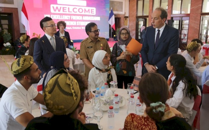 Sekda Surabaya Ikhsan, menyambut kedatangan Dubes Prancis untuk Indonesia, Timor Leste, dan ASEAN Fabien Penone di lobby lantai 2, Gedung Balai Kota/ist