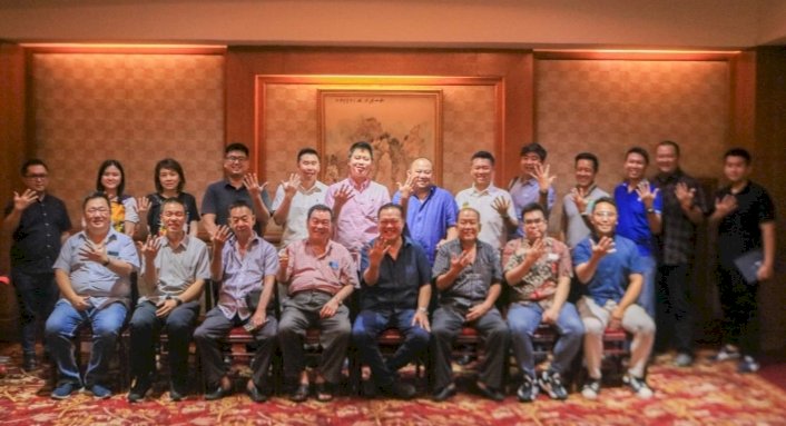 Chief Executive Astra UD Trucks, Winarto Martono bersama Customer/ist