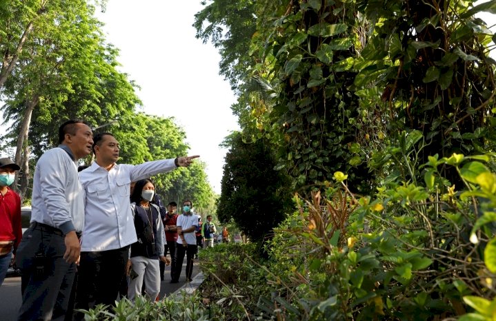 Wali Kota Eri Cahyadi meninjau taman depan Bungkul/RMOLJatim