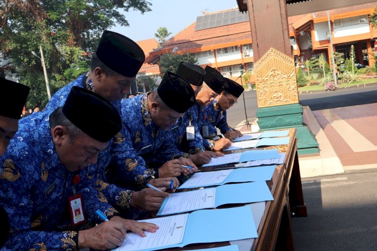 Sejumlah ASN Pemkab Mojokerto saat menandatangani pakta integritas netralitas dan ikrar/ist