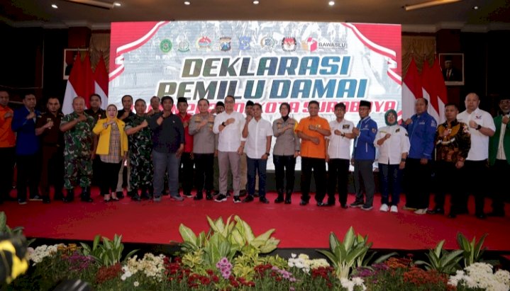 Pemkot Surabaya bersama jajaran Forkopimda dan seluruh partai politik, menggelar Deklarasi Damai Pemilu 2024 di Graha Sawunggaling/RMOLJatim