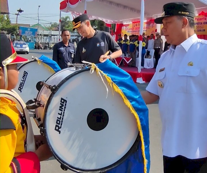  Pj Bupati Jombang Sugiat bersama Kapolres AKBP Eko Bagus Riyadi menabuh drum band/RMOLJatim