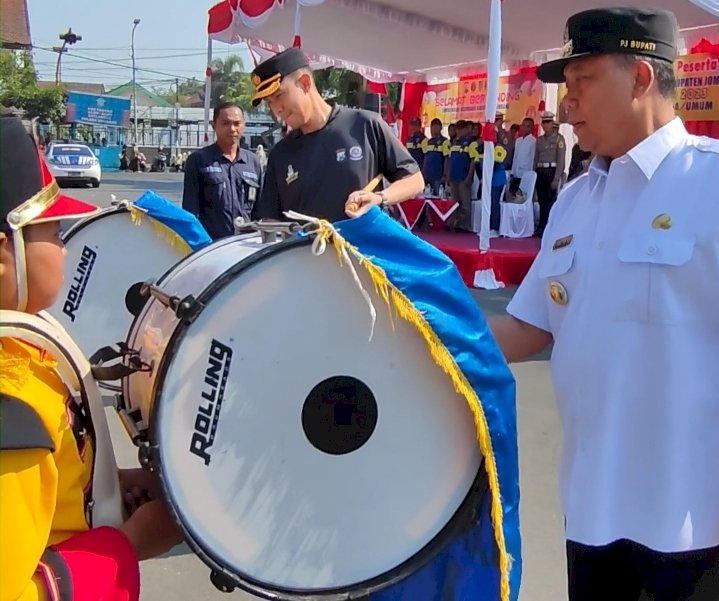  Pj Bupati Jombang Sugiat bersama Kapolres AKBP Eko Bagus Riyadi menabuh drum band/RMOLJatim