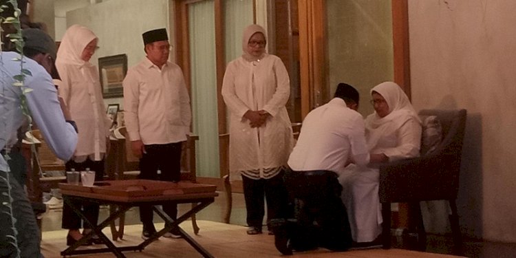 Bakal Capres Koalisi Perubahan untuk Persatuan Anies Baswedan sungkem kepada Ibundanya Aliyah Rasyid Baswedan sebelum berangkat ke KPU/RMOL