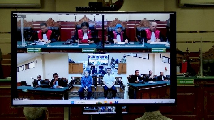 Teks foto: Didin Kamaludin dan Ikhwan Nursyujoko saat sidang di Pengadilan Tipikor Surabaya/RMOLJatim