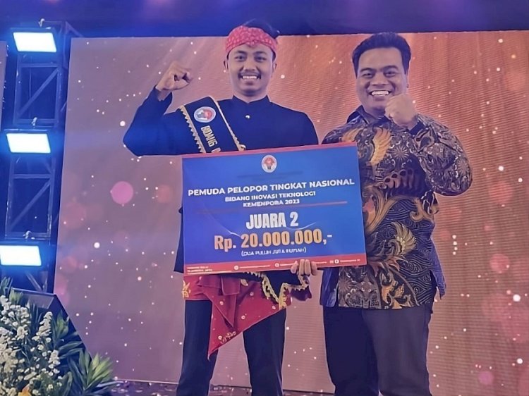 Ramadhita Putra Purnomo (kiri), mahasiswa ITS peraih Juara 2 Pemuda Pelopor Nasional 2023, bersama Kepala Bidang Pemuda dan Olahraga Disporabudpar Nganjuk/Ist