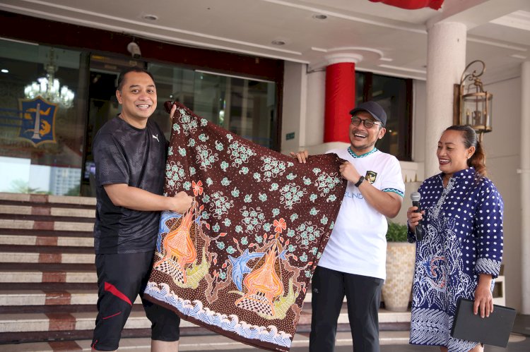 Wali Kota Eri dan Boy Robyanto, mempromosikan batik tulis dengan motif Surabaya maritim/ist