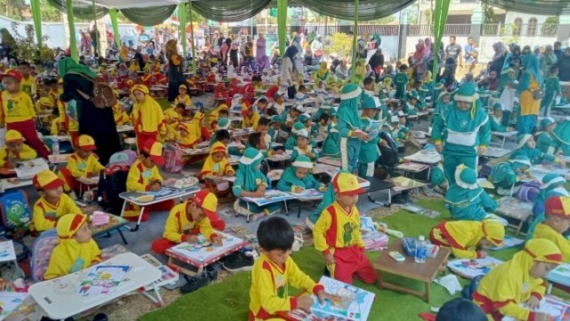 Caption  : Ribuan Siswa Tingkat RA-TK Saat Mengikuti Lomba Mewarnai