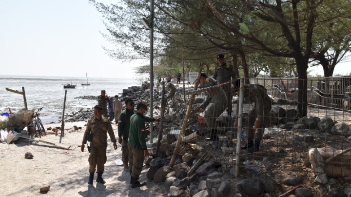 Teks foto: Satpol PP Surabaya melakukan penataan PKL Kenjeran/ist