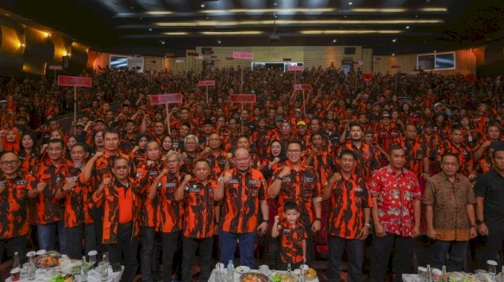 Teks foto: AA LaNyalla Mahmud Mattalitti bersama kader Pemuda Pancasila/RMOLJatim