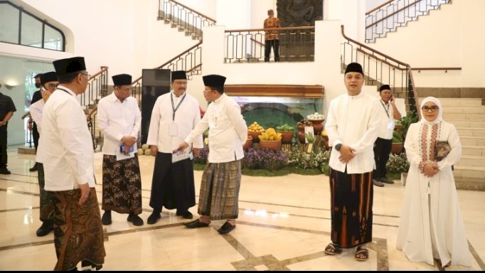 Teks foto: Wali Kota Eri bersama Rini Indriyani menghadiri Peringatan Hari Santri Nasional 2023 di Tugu Pahlawan/RMOLJatim