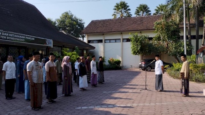 Foto : Apel pegawai salah satu kantor OPD di Bondowoso ala santri /ist