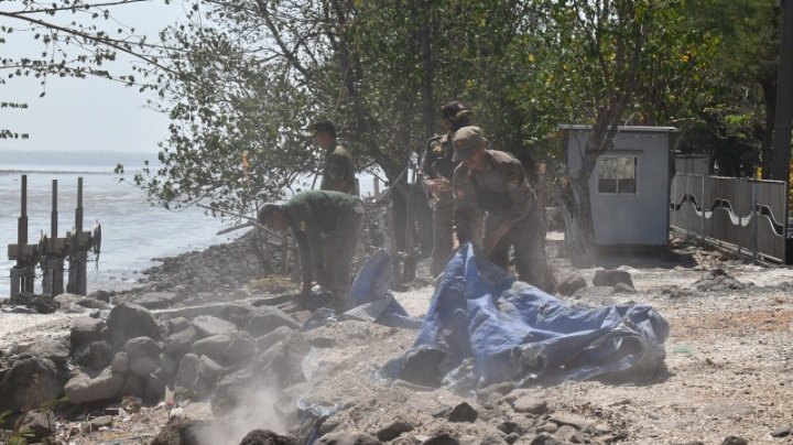 Teks foto: Satpol PP Kota Surabaya melakukan pembersihan sampah PKL pantai Batu-Batu Kenjeran/RMOLJatim