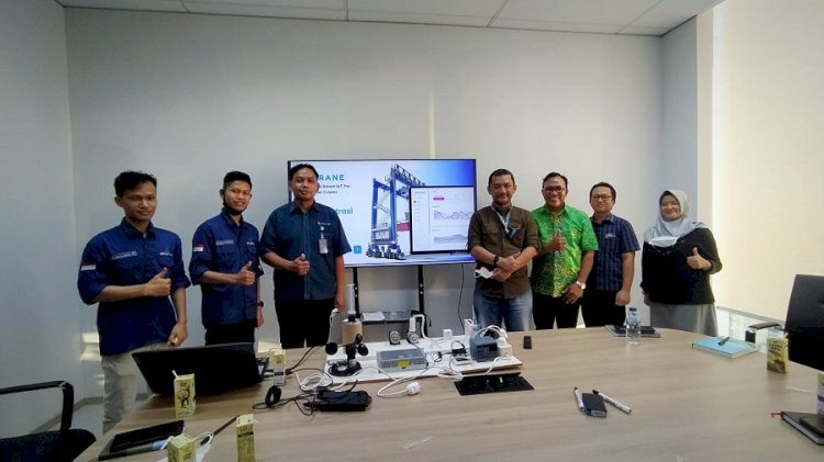 Tim Include ITS usai melakukan presentasi startup bersama klien/Ist