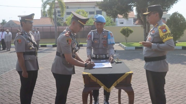 Caption: Serah terima jabatan tiga Kasat Polres Probolinggo