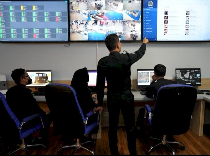Ruang Kontrol dan Lab Forensik Pemeriksaan Imigrasi/ist