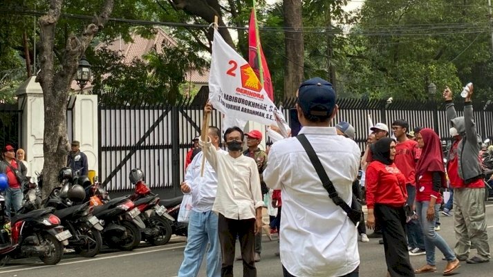 Bendera PDIP berkibar di kerumunan pendukung Prabowo-Gibran di kawasan Taman Suropati, Menteng, Jakarta Pusat/RMOL