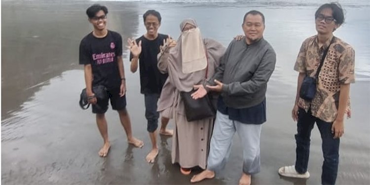 Keluarga Boyamin dalam sebuah kesempatan berwisata di pantai/Ist