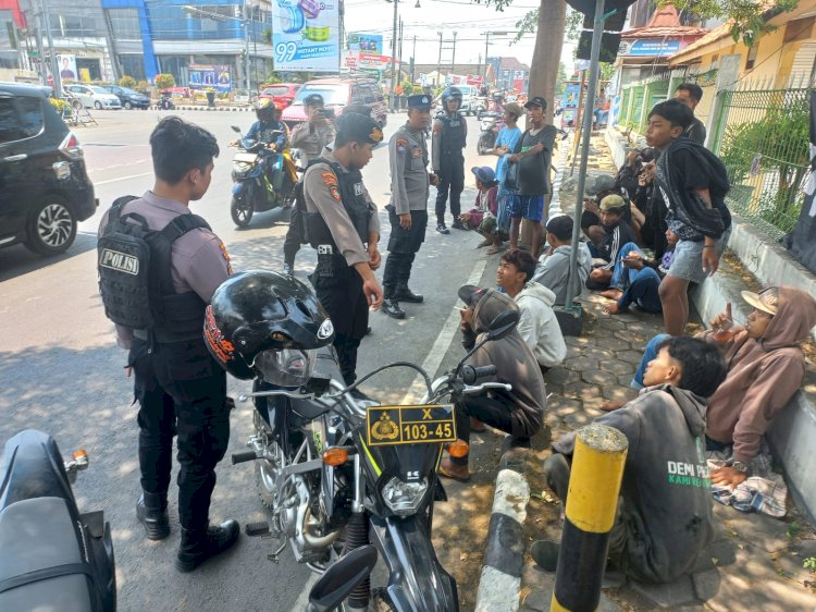 Polisi saat mengamankan bonek di alun-alun Kota Kediri/Ist