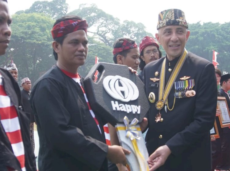 Pj Bupati Bangkalan, Arief Moelia Edie menyerahkan motor roda tiga/Ist