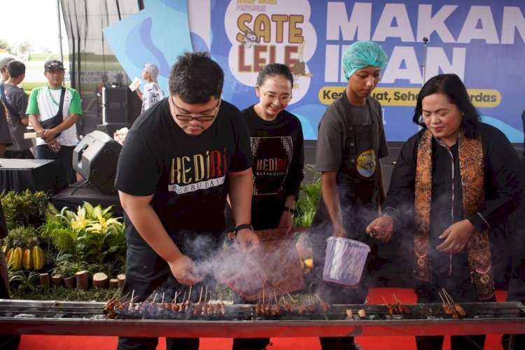 Bupati Kediri Hanindhito Himawan Pramana saat ikut menjajal membakar sate lele/Ist