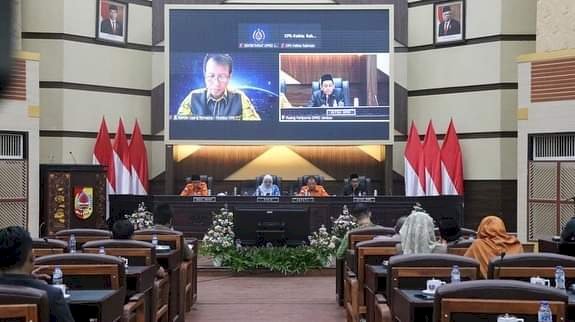 Brigjen pol Bahtiar saat menyampaikan sosialisasi pencegahan korupsi melalui zoom Mething di ruang sidang Paripurna DPRD Jember