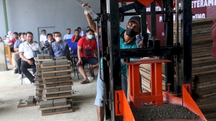 Teks foto: Pembuatan paving melalui program padat karya/RMOLJatim