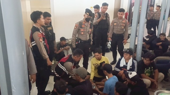 Foto : ratusan bonek saat diperiksa identitasnya di stasiun Kediri