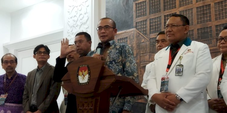 Ketua KPU RI Hasyim Asyari dalam jumpa pers pengumuman hasil tes kesehatan bakal pasangan calon presiden dan wakil presiden 2024, bersama Kepala Rumah Sakit Pusat Angkatan Darat (RSPAD) Gatot Subroto, Letjen TNI Albertus Budi Sulistya, di Kantor KPU RI, Jalan Imam Bonjol, Menteng, Jakarta Pusat, Jumat sore (27/10)/RMOL