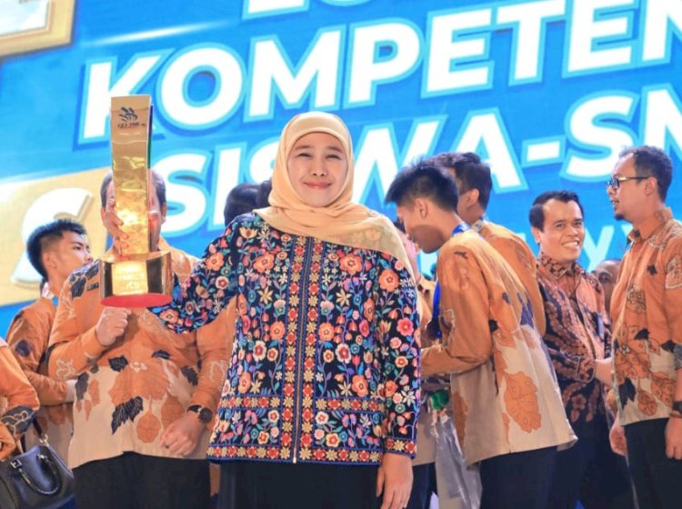 Gubernur Jawa Timur Khofifah Indar Parawansa membawa Thropy Juara Umum Lomba Kompetisi Siswa (LKS) SMK Nasional XXXI/Ist