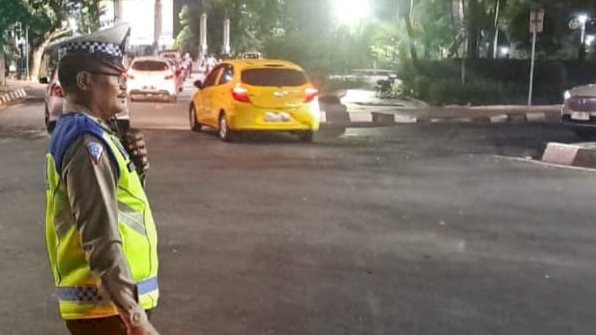Petugas kepolisian saat melakukan patroli/ net