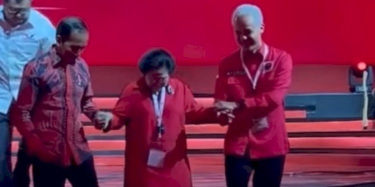 Gesture Ketua Umum PDIP Megawati Soekarnoputri seperti menepis tangan Presiden Joko Widodo usai turun dari panggung/Ist
