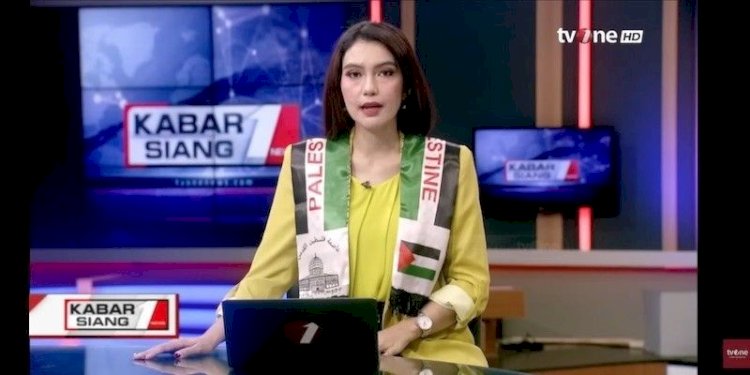 Presenter TVOne mengenakan syal bendera Palestina, Sabtu (28/10)/Ist