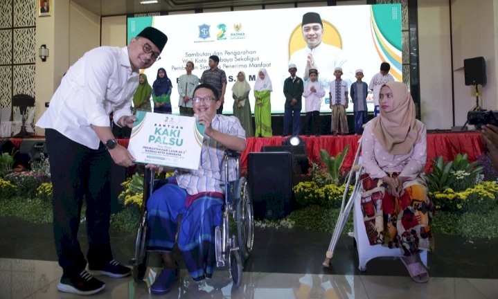 Wali Kota Eri memberikan bantuan pada warga/ist