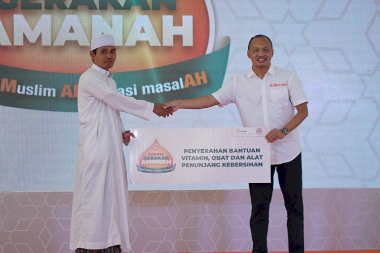 Kusnanto Pramono (kanan), GM Commercial Kalbe Consumer Health menyerahkan bantuan, vitamin, obat dan alat penunjang kebersihan kepada Ustadz Muhammad Nur Hasyim, Pimpinan pondok Pesantren Assalafi Al Fitrah Semarang/ist