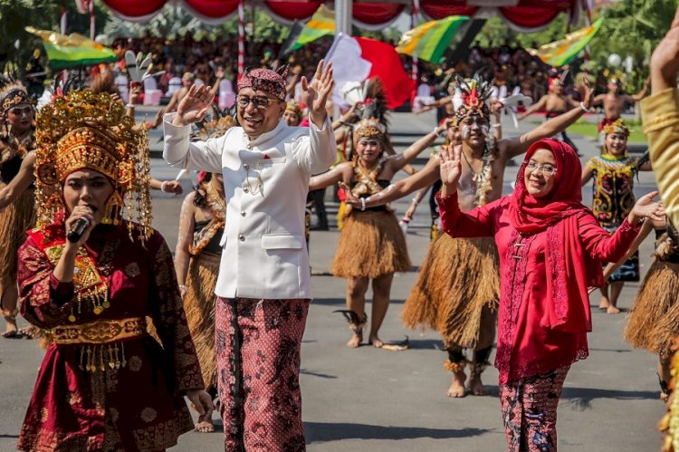 Wali Kota Eri menggelar upacara Hari Sumpah Pemuda di halaman Balai Kota Surabaya/ist