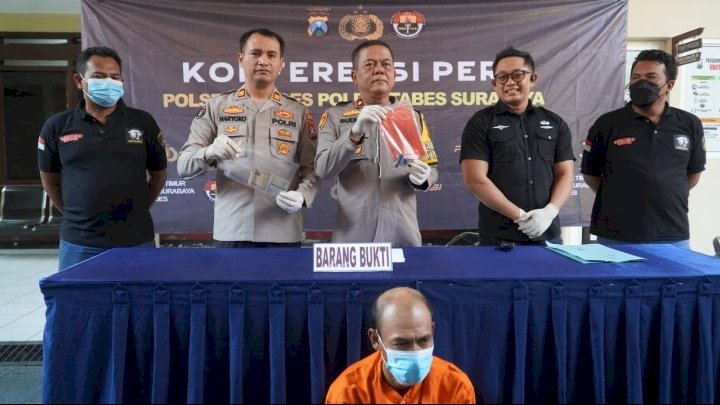 Teks: Kapolsek Tandes Kompol Budi Waluyo dan Kasi Humas Polrestabes Surabaya AKP Haryoko Widhi menunjukkan barang bukti dan tersangka