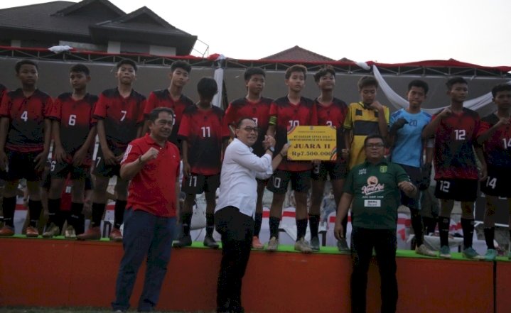 Wali Kota Eri memberikan hadiah pemenang turnamen sepak bola antar kecamatan/RMOLJatim