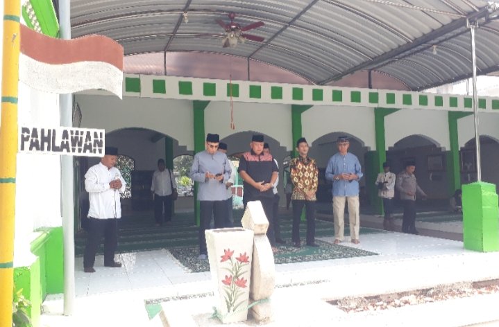 TGB dan Luki saat ziarah di makam KH Wahab Chasbullah/RMOLJatim