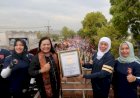 Gubernur Khofifah Terima Rekor Muri Pemrakarsa Gerak Jalan Arak Kain Merah Putih Terpanjang