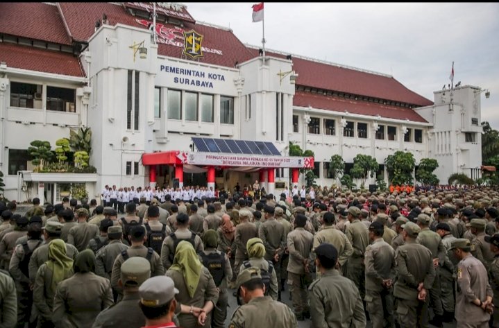 Wali Kota Eri memimpin apel pengamanan cipta kondisi di Taman Surya Balai Kota Surabaya/RMOLJatim