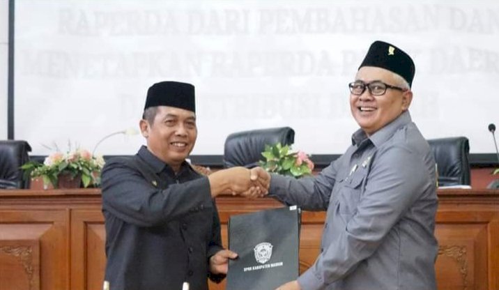 Pj Bupati Madiun Tontro Pahlawanto dan Ketua DPRD Fery Sudarsono usai menyepakati Raperda Pajak Daerah dan Retribusi Daerah/ist