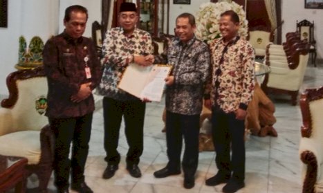 Pj Bupati Madiun dan KPU setempat menandatangani NPHD anggaran Pilkada 2024/RMOLJatim