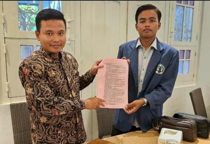 Moh Taufik menunjukkan bukti gugatannya ke KPU soal diterimanya berkas Prabowo-Gibran/RMOLJatim