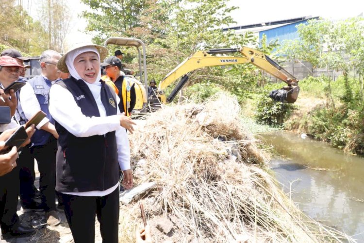 Gubernur Jawa Timur Khofifah Indar Parawansa bersih-bersih di sungai Avour Gedangan, Sidoarjo/ist 