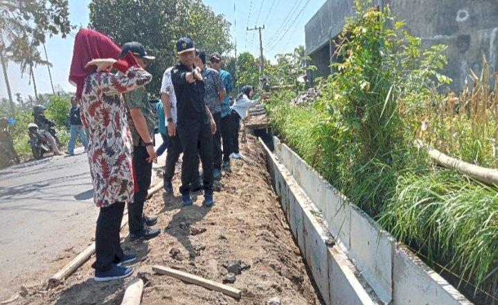 Pj Bupati Bondowoso Bambang Soekwanto saat meninjau lokasi proyek pelebaran jalan/Ist