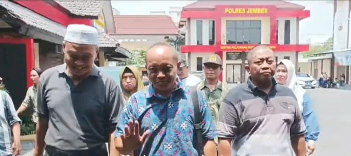 Jamaah umroh saat melapor Ke Mapolres Jember/RMOLJatim 