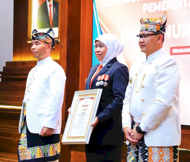 Gubernur Jawa Timur Khofifah Indar Parawansa menerima anugerah Lencana Tanda Kehormatan Hakaryo Guno Mamayu Bawono dari Pemerintah Kota (Pemkot) Batu/Ist