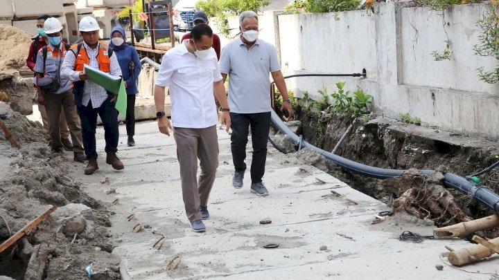 Teks foto: Wali Kota Eri bersama Lilik Arijanto sidak pemasangan hingga koneksitas saluran di permukiman warga/RMOLJatim